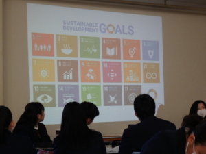 SDGsについて説明を受ける生徒